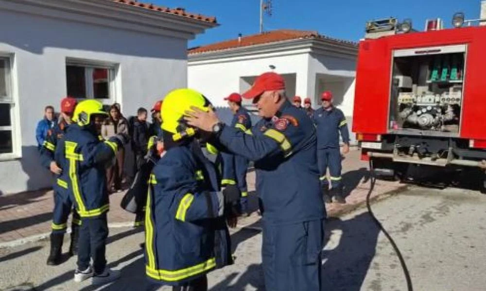 Πυροσβέστες μοίρασαν δώρα και χαμόγελα στα παιδιά στο χωριό SOS (Βίντεο)